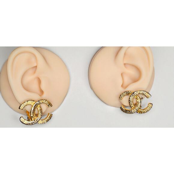 Chanel 1993 Ridged CC Clip-On Earrings - Picture 3 of 7